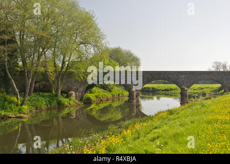 Un ponte in disuso sul fiume Tone nella periferia di Creech St Michael sui bordi del Somerset livelli su una luminosa e soleggiata giornata di primavera. Foto Stock
