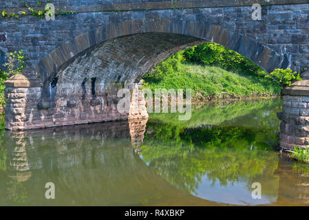 Un ponte in disuso sul fiume Tone nella periferia di Creech St Michael sui bordi del Somerset livelli su una luminosa e soleggiata giornata di primavera. Foto Stock