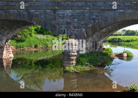 Un ponte in disuso sul fiume Tone nella periferia di Creech St Michael sui bordi del Somerset livelli su una luminosa e soleggiata giornata di primavera. Foto Stock
