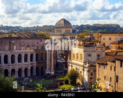 Il Teatro di Marcello e la Grande Sinagoga di Roma dal Campidoglio - Roma, Italia Foto Stock