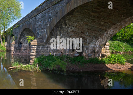 Un ponte in disuso sul fiume Tone nella periferia di Creech St Michael sui bordi del Somerset livelli su una luminosa e soleggiata giornata di primavera. Foto Stock