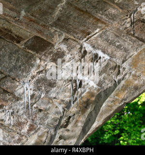 La parte inferiore di una rampa in disuso ponte sopra il fiume Tone nella periferia di Creech St Michael sui bordi del Somerset livelli. Foto Stock