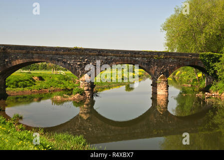 Cinque arch ponte sul fiume Tone nella periferia di Creech St Michael sui bordi del Somerset livelli su una luminosa e soleggiata giornata di primavera. Foto Stock