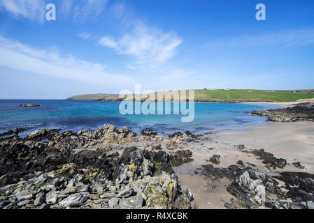 Spiaggia sabbiosa a ovest di Sandwick sull'Isola di Yell, isole Shetland, Scotland, Regno Unito Foto Stock