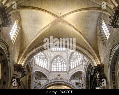 La cupola con finestre in vetro colorato e decorato gli archi a sesto acuto e la vault appuntita in gotico della cattedrale di Saint Mary a Valencia, Spagna Foto Stock