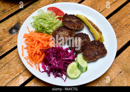 Piastra di Akcaabat kofte polpette di carne con insalata nella regione del Mar Nero in Turchia. Foto Stock