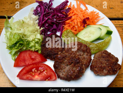 Piastra di Akcaabat kofte polpette di carne con insalata nella regione del Mar Nero in Turchia. Foto Stock