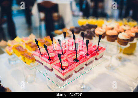 Il cioccolato tortina di arcobaleno nel cuore per amore di San Valentino. Foto Stock