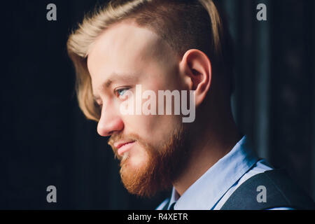 Ritratto di giovane bionda uomo con rara apparizione indossa white t shirt. Foto Stock