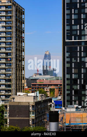 Edifici alti a Elephant e Castle, Southwark, visto da Kennington, Londra, Inghilterra. Gli strati SE1, Foto Stock