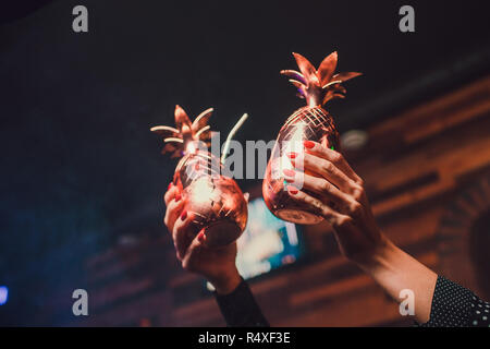 Cocktail, golden faberge, contro lo sfondo della barra, interessante di bevande. Foto Stock