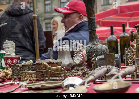 Zagabria, Croazia, Novembre 2018 - Antichità visualizzata su uno stand al Mercato delle Pulci posto sulla Piazza Britannica circondato dai clienti e venditori Foto Stock