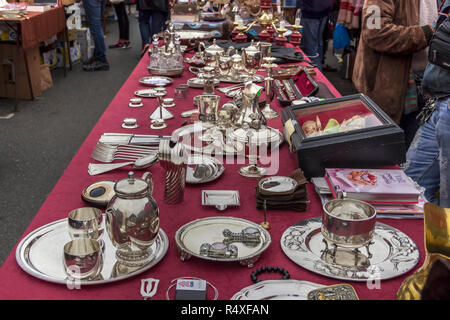 Zagabria, Croazia, Novembre 2018 - Antichità visualizzata su uno degli stand presso il British piazza Mercato delle Pulci circondato dai clienti e venditori Foto Stock