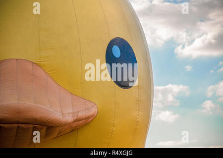 Osaka Giappone - 19 Ottobre 2012: Giant Rubber Duck visita Nakanoshima park di Osaka in Giappone. Il 50 ft alta anatra gonfiabile è creato dall'artista olandese Foto Stock