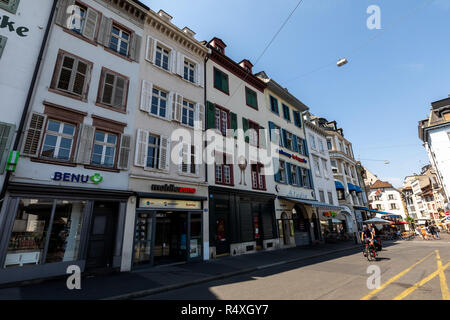 Basel, Svizzera - 1 Agosto 2018: edifici della città vecchia dal centro città di Basilea - Svizzera Foto Stock
