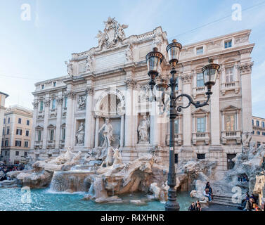 Fontana di Trevi Roma Italia costruita da Nicola Salvi e Giuseppe Pannini ed è in parte sulla base di disegni o modelli anteriori dal Bernini. Foto Stock