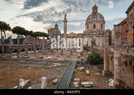 Colonna di Traiano e Foro di Traiano a Roma Foto Stock