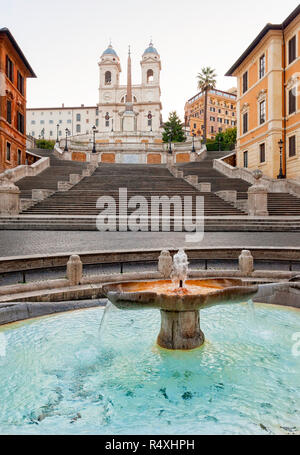 Scalinata di Piazza di Spagna e la Fontana della Barcaccia e la chiesa di Trinità dei Monti al di là Foto Stock