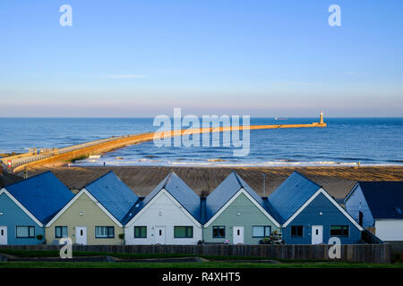 Vista costiera di Roker Pier e spiaggia sulla contea di Durham costa a Sunderland Foto Stock