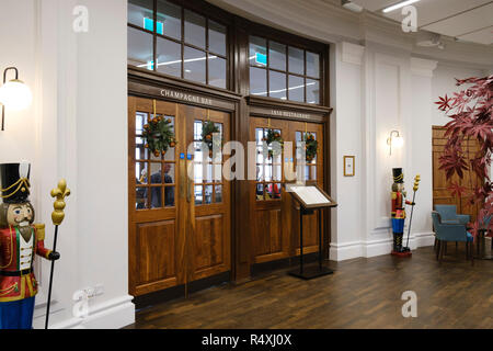 Le porte di ingresso per lo Champagne Bar e Ristorante 1910 nella città spagnola Whitley Bay Foto Stock