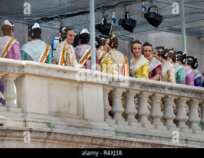 Las Fallas spagnolo le ragazze che indossano il costume Fallera a Valencia Spagna Foto Stock