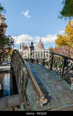 Imre Nagy monumento di Budapest vicino al Parlamento Foto Stock