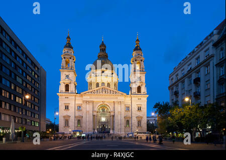 La Basilica di Santo Stefano - Szent István bazilika-la Chiesa Cattolica Romana nella Basilica di Budapest illuminata di notte Foto Stock