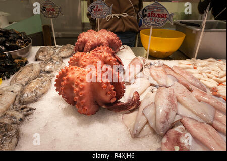 Octopus per la vendita di pesce / contatore di frutti di mare sul tuo pescivendolo in stallo al Mercato Centrale Mercado Central Valencia Foto Stock