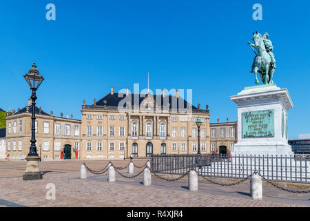 Il Palazzo di Amalienborg (Amalienborg Slot) con la statua di Federico V a destra, Amalienborg Slotsplads, Royal trimestre, Copenhagen, Danimarca Foto Stock