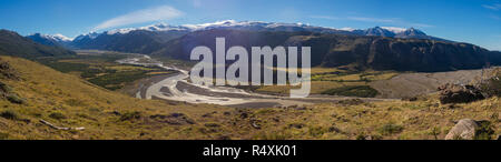 La via verso il monte Fitz Roy. Vista di Las Vueltas River, El Chalten. Valle e le montagne. Santa Cruz provincia. Ande. Parco nazionale Los Glaciares. Arg Foto Stock