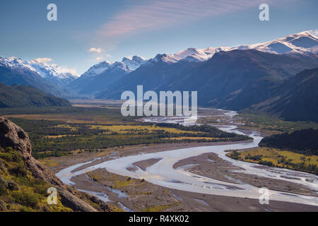 La via verso il monte Fitz Roy. Vista di Las Vueltas River, El Chalten. Valle e le montagne. Santa Cruz provincia. Ande. Parco nazionale Los Glaciares. Arg Foto Stock