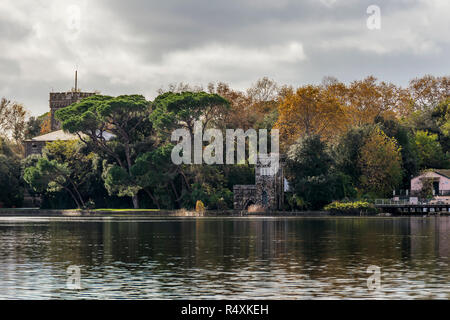 Bella vista della Torre del Lago dal lago di Massaciuccoli, Lucca, Toscana, Italia Foto Stock