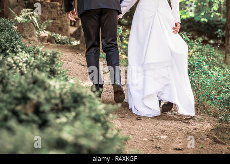Immagine della sposa e lo sposo le gambe a piedi