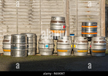 Barili di birra o barilotti impilati al di fuori di un pub Foto Stock