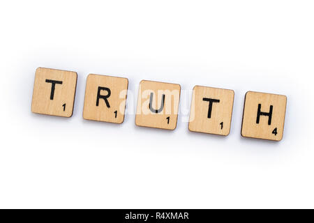 LONDON, Regno Unito - 5 Luglio 2018: la parola della verità, farro con lettera in legno piastrelle Scrabble, in data 5 luglio 2018. Foto Stock