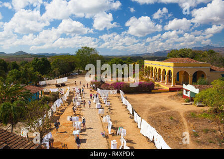 Manaca Iznaga, Cuba - gennaio 29,2017: vista dalla cima Manaca Iznaga torre. Tipico mercato cubano vicino al Manaca Iznaga vecchia torre di schiavitù nei pressi di Trini Foto Stock