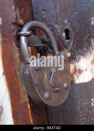 Un colpo di un vecchio arrugginito serratura in metallo Foto Stock