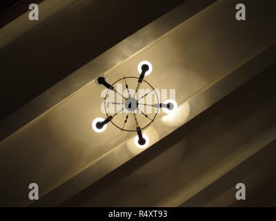 Lampadario a soffitto con una lampada non funzionante Foto Stock