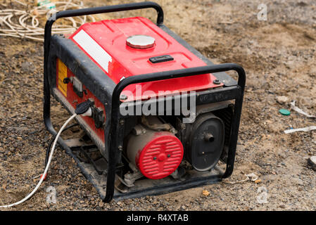 Portable elctric generatore alimentato a benzina vicino Foto Stock