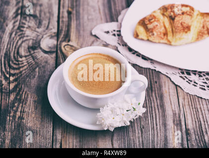 Nero caffè in una tazza bianca sul grigio di una superficie di legno Foto Stock