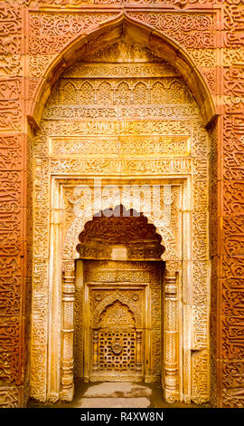 Decorate in pietra archi scolpiti nella tomba di Iltutmish, Qutb Minar complesso, New Delhi, India Foto Stock