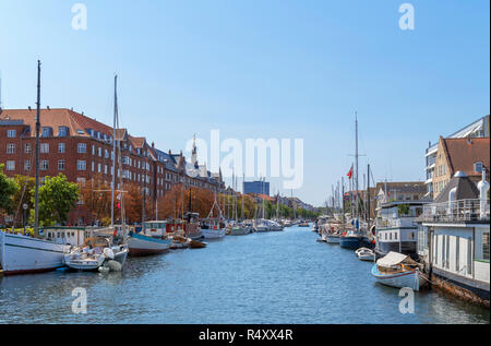 Yacht ormeggiati in un canale di Christianshavn visto dalla Butterfly a 3 vie per ponticello, Copenhagen, Zelanda, Danimarca Foto Stock