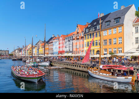 Nyhavn, Copenaghen. Canal tour in barca sul Nyhavn canal, Copenhagen, Danimarca Foto Stock