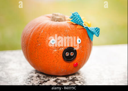 Una zucca di Halloween decorata come un maiale con un inchino. Foto Stock