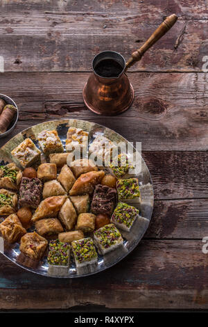 Arabian dolci e piaceri con caffè sul tavolo rustico. Foto Stock