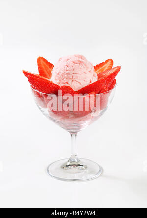 Gelato alla fragola gelato Foto Stock