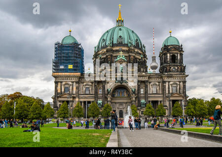 I turisti e i locali di recarsi presso la fontana al Lustgarten, un pubblico spazio verde situato di fronte alla Cattedrale di Berlino sull'Isola dei musei in Ge Foto Stock