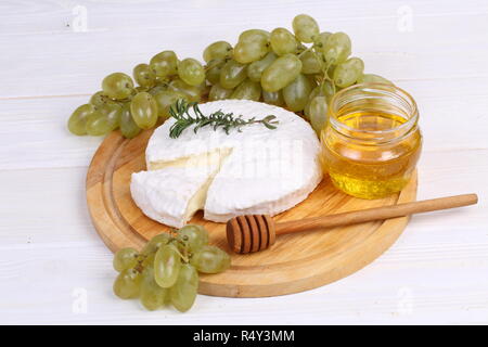 Camembert con miele e uva Foto Stock