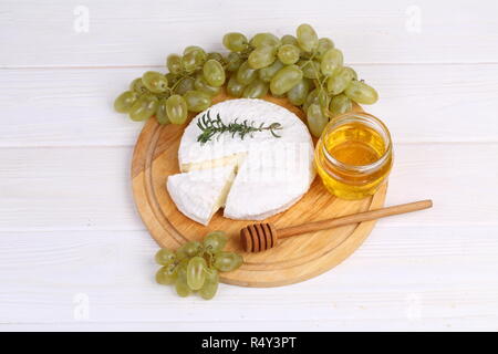 Camembert con miele e uva Foto Stock