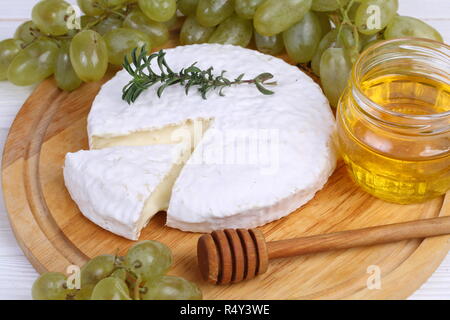 Camembert con miele e uva Foto Stock